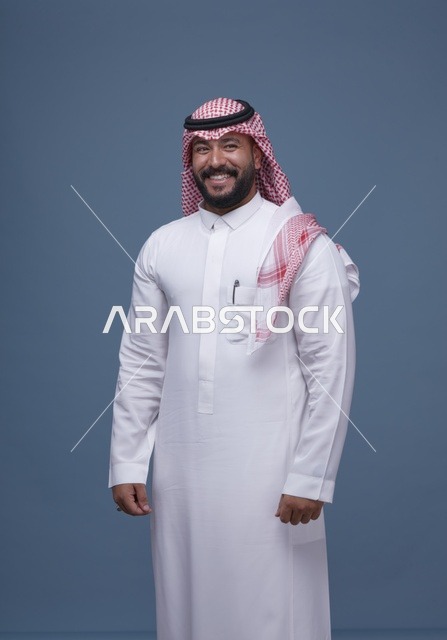 بورتريه لرجل سعودي بالثوب والشماغ التقليدي