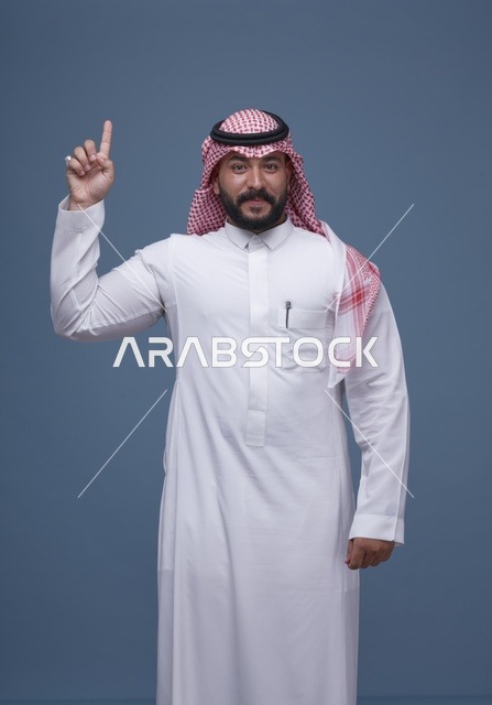 رجل سعودي يشير للأعلى بالزي التقليدي