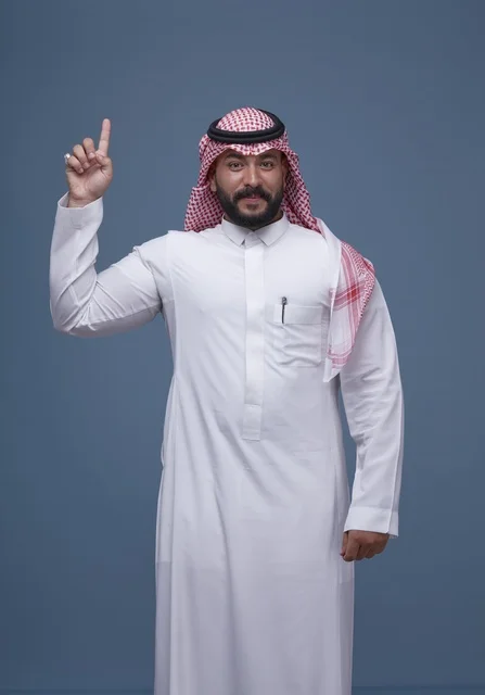رجل سعودي يشير للأعلى بالزي التقليدي