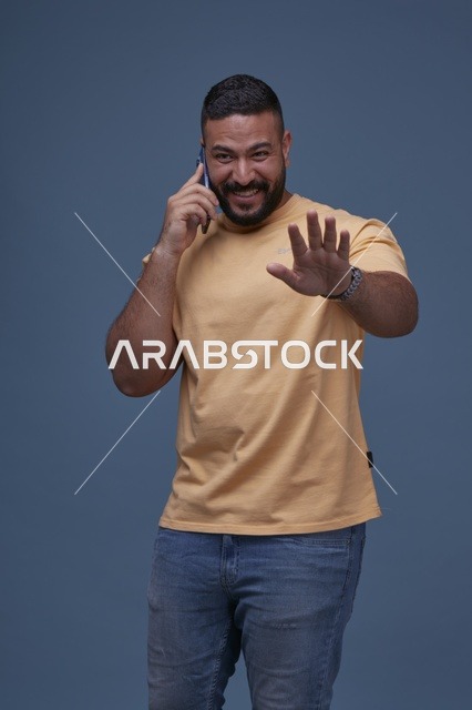 رجل سعودي مبتسم يتحدث بالهاتف المحمول مع إشارة توقف
