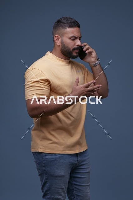 رجل سعودي يتحدث عبر الهاتف في استوديو