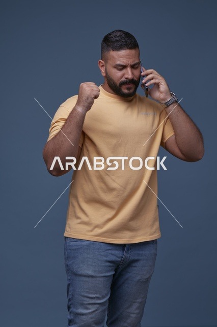 رجل سعودي يتحدث عبر الهاتف الذكي مع إيماءة نجاح