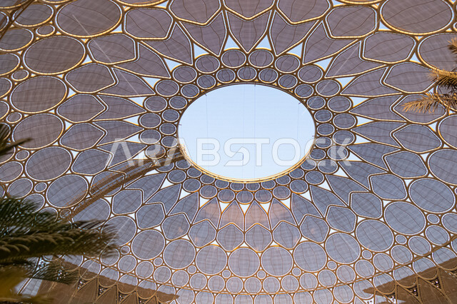 صورة جمالية مقربة من داخل مبنى قبة ساحة الوصل ، معلم حضاري في قلب مدينة الابداع ، تحفة معمارية عالمية ، قبة فولاذية مضيئة تجمع تحتها آلاف الاشخاص و الافكار من جميع العالم ، معرض إكسبو دبي 2022 
