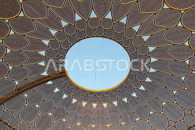 صورة جمالية مقربة من داخل مبنى قبة ساحة الوصل ، معلم حضاري في قلب مدينة الابداع ، تحفة معمارية عالمية ، قبة فولاذية مضيئة تجمع تحتها آلاف الاشخاص و الافكار من جميع العالم ، معرض إكسبو دبي 2022 