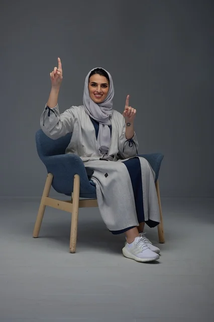 امرأة سعودية بالعباءة تشير للأعلى في الاستوديو امرأة سعودية بالعباءة تشير للأعلى في الاستوديو