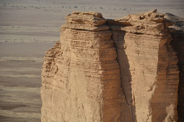 مشهد جرف حافة العالم في صحراء الرياض السعودية