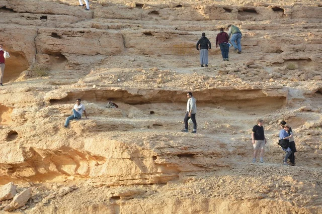 متنزهون يتسلقون منحدر حافة العالم في مدينة الرياض