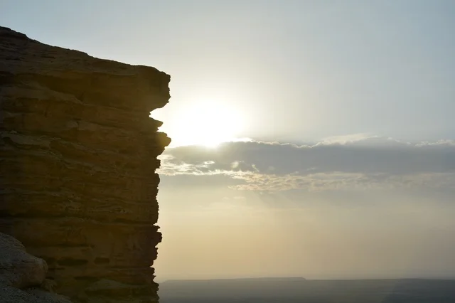 حافة العالم الرياض منحدر صخري وقت الغروب