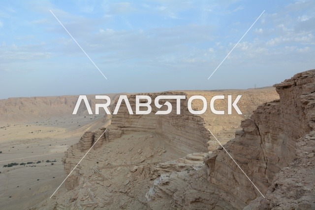 مسار الجمال في ممر جبلي بالسعودية