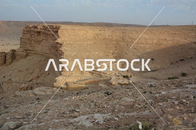 مسار الجمال ممر جبلي وتكوينات صخرية صحراوية