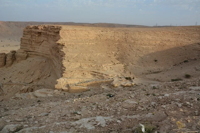 مسار الجمال ممر جبلي وتكوينات صخرية صحراوية