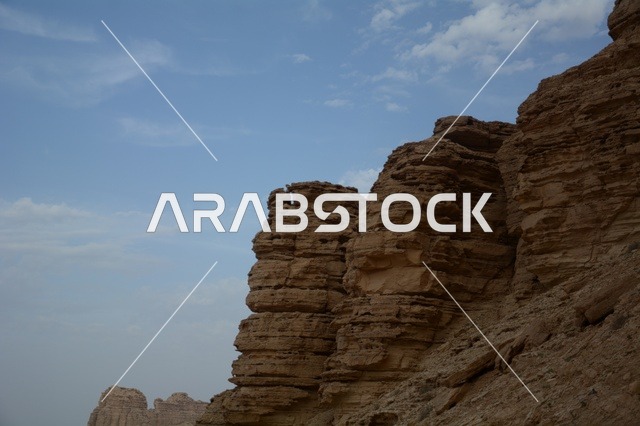 تكوينات صخرية في مسار الجمال الجبلي بوضح النهار
