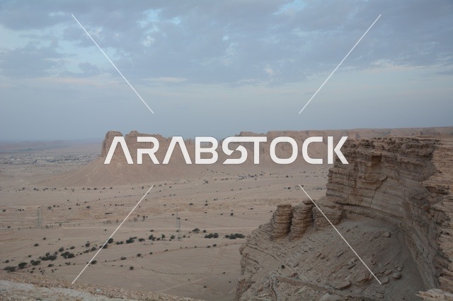 منظر مسار الجمال في جبال طويق بالرياض السعودية