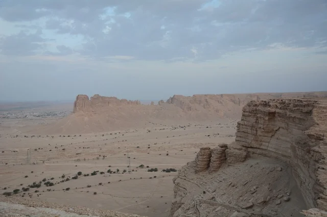 منظر مسار الجمال في جبال طويق بالرياض السعودية