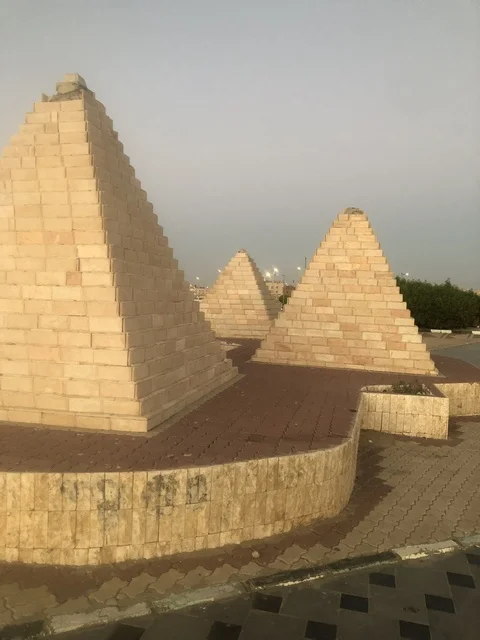 مجسمات الأهرامات الحجرية في مدينة الليث السعودية