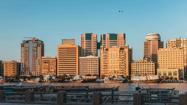 سفن الداو التقليدية وأفق منطقة ديرة في خور دبي بالإمارات