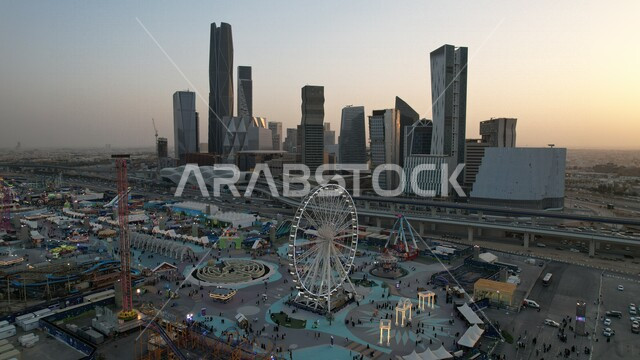 صورة وقت الغروب لمدينة الملاهي ونتر وندر لاند في الرياض ، جمال الأبراج و ناطحات السحاب ، طرق و شوارع المدينة ، فعاليات موسم الرياض ، السياحة في المملكة العربية السعودية