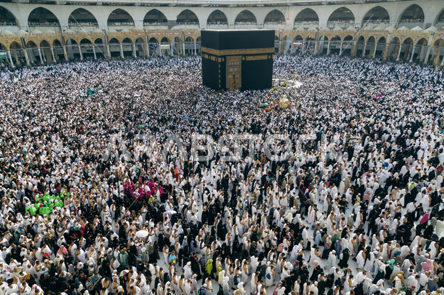 صورة من داخل الكعبة المشرفة في مكة المكرمة ، العبادة و التقرب الى الله ، تصوير من داخل الحرم المكي ، طواف الحجاج المسلمون حول الكعبة المشرفة ، أداء فريضة الحج ، معالم دينية اسلامية في المملكة العربية السعودية