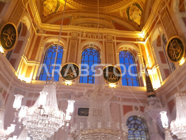 صورة جمالية من داخل مسجد إسلامي عريق بتصاميم معمارية إسلامية عريقة رائعة ، النقش و الفن الاسلامي المعماري ، الزخرفة الاسلامية ، إسلاميات و عبادة