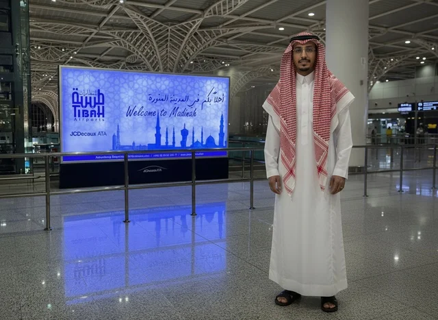 رجل سعودي في مطار المدينة المنورة بالزي الوطني