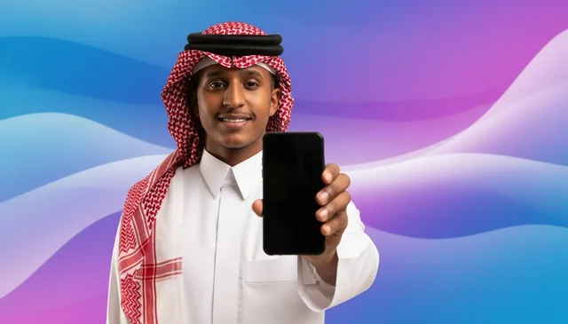 رجل سعودي يحمل هاتف ذكي بشاشة فارغة