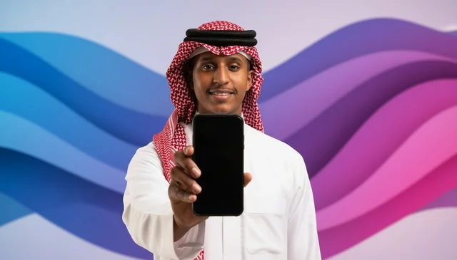 رجل سعودي يمسك هاتف ذكي بشاشة فارغة