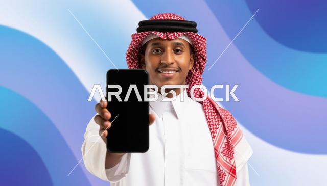 رجل سعودي يحمل هاتف ذكي بشاشة سوداء فارغة للعرض