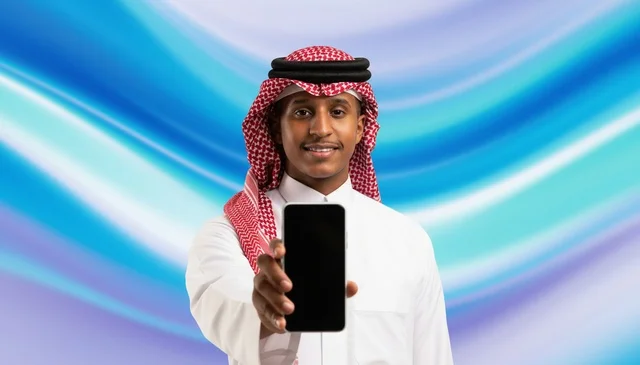 رجل سعودي يحمل هاتف ذكي بشاشة فارغة