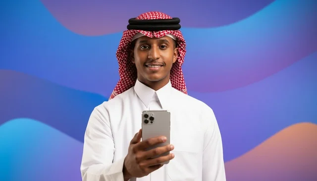 رجل سعودي بالزي التقليدي يستخدم الهاتف الذكي