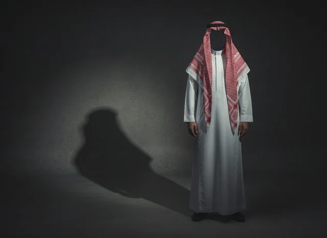 رجل سعودي بالزي التقليدي مع ظل درامي