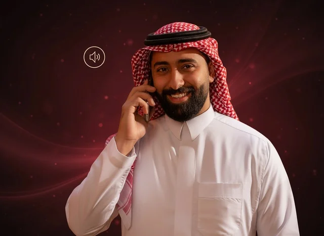 رجل سعودي بالزي التقليدي يتحدث عبر الهاتف