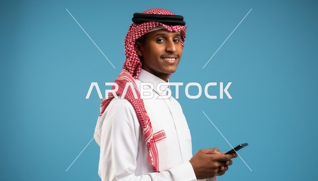 رجل سعودي مع هاتف ذكي على خلفية زرقاء