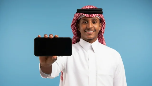 رجل سعودي يحمل هاتف ذكي بشاشة فارغة