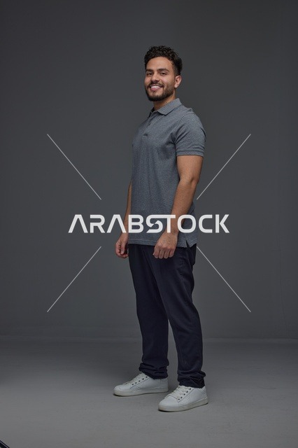 رجل سعودي مبتسم بملابس كاجوال في الاستوديو