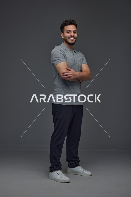 رجل سعودي مبتسم بقميص بولو داخل استوديو
