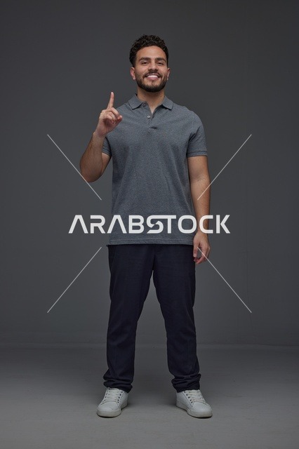 رجل سعودي يتفاعل مع الكاميرا