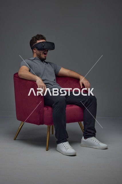 رجل سعودي يستخدم نظارة الواقع الافتراضي في الاستوديو