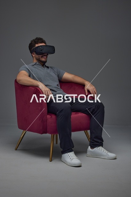 رجل سعودي يستخدم نظارة الواقع الافتراضي في الاستوديو
