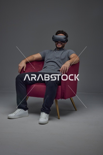 رجل سعودي يستخدم نظارة الواقع الافتراضي