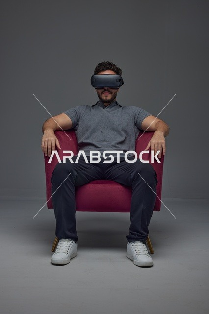 رجل سعودي يستخدم نظارة الواقع الافتراضي في الاستوديو
