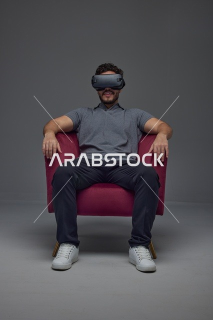 رجل سعودي يستخدم نظارة الواقع الافتراضي في الاستوديو