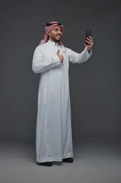 رجل سعودي يلتقط سيلفي مع إيماءة الإعجاب في الاستوديو