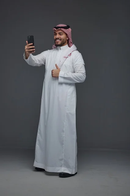 رجل سعودي يلتقط سيلفي مع إشارة الإعجاب