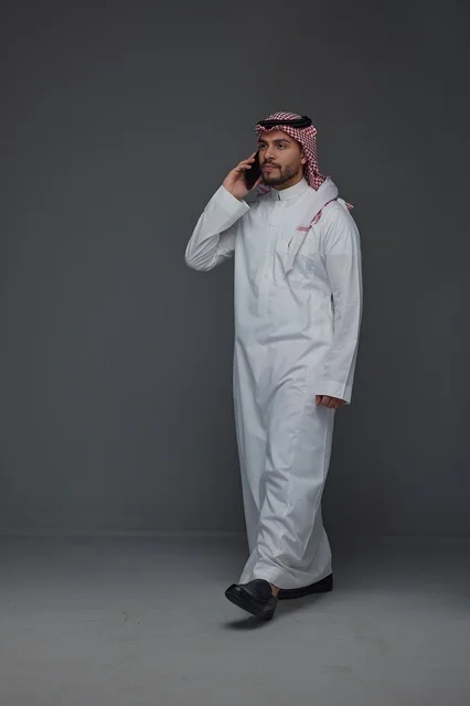 رجل سعودي بالزي التقليدي يتحدث بالجوال