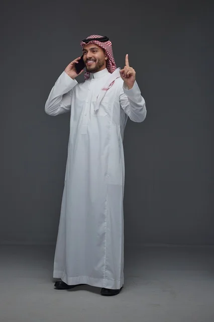 رجل سعودي بالزي التقليدي يتحدث عبر الهاتف في الاستوديو