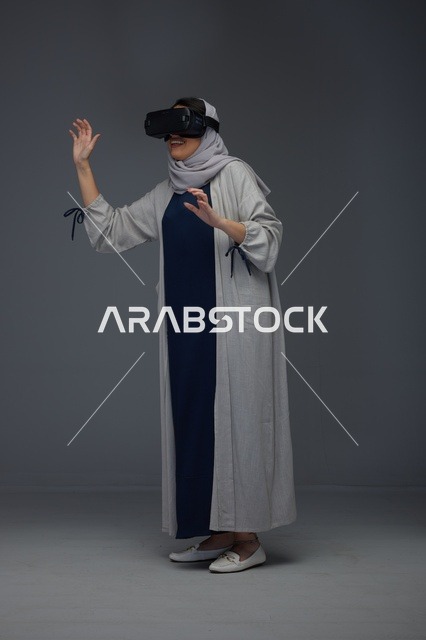 امرأة سعودية تستخدم نظارة الواقع الافتراضي