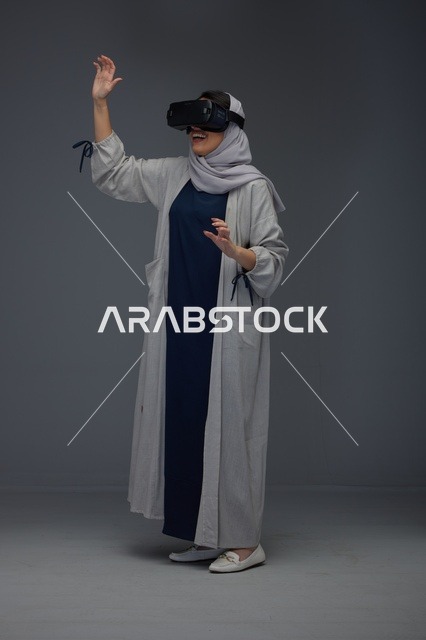 امرأة سعودية تستخدم نظارة الواقع الافتراضي