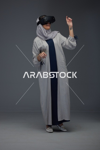 امرأة سعودية تستخدم نظارة الواقع الافتراضي في استوديو