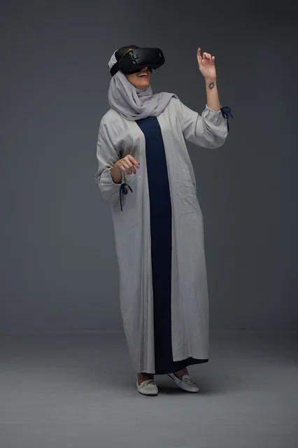 امرأة سعودية تستخدم نظارة الواقع الافتراضي في استوديو