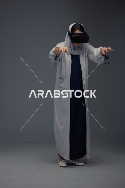 امرأة سعودية تستخدم نظارة الواقع الافتراضي في الاستوديو